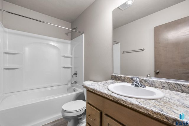 5812 S Whisper Creek Pl Place, Sioux Falls, SD 57108