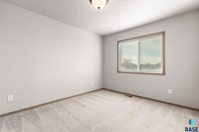 5812 S Whisper Creek Pl Place, Sioux Falls, SD 57108