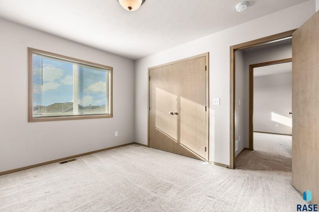 5812 S Whisper Creek Pl Place, Sioux Falls, SD 57108