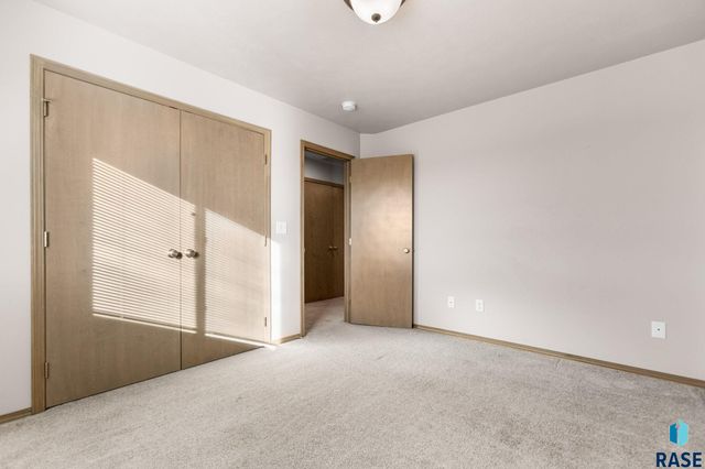 5812 S Whisper Creek Pl Place, Sioux Falls, SD 57108