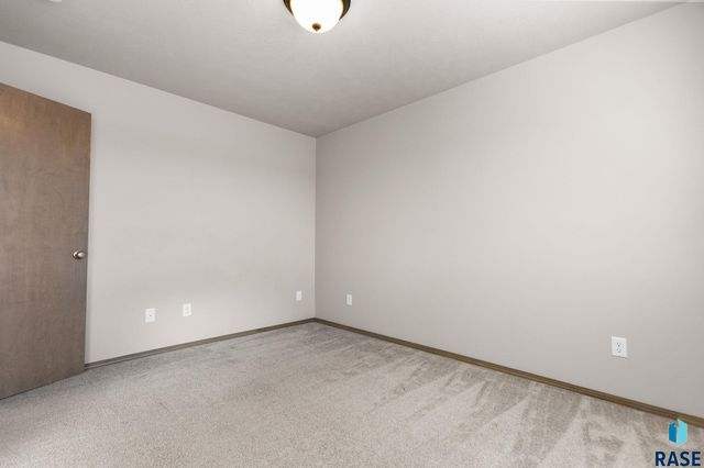 5812 S Whisper Creek Pl Place, Sioux Falls, SD 57108