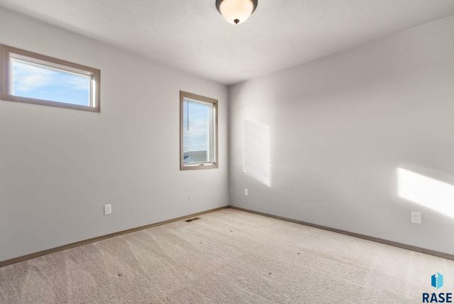 5812 S Whisper Creek Pl Place, Sioux Falls, SD 57108