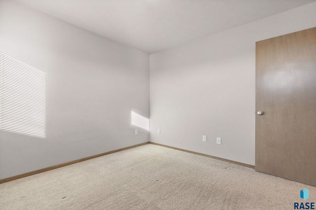 5812 S Whisper Creek Pl Place, Sioux Falls, SD 57108