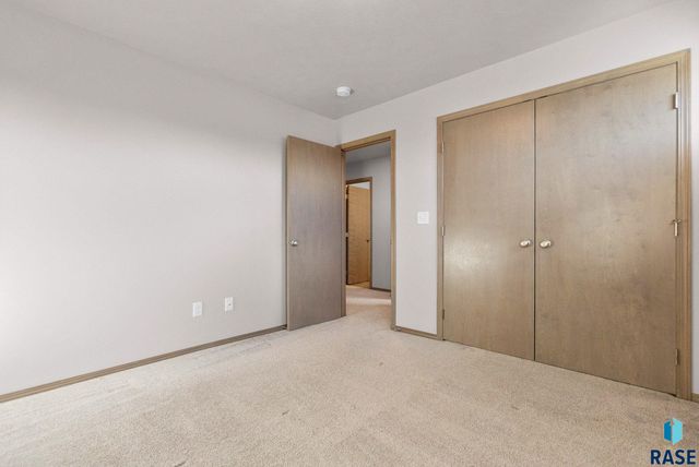 5812 S Whisper Creek Pl Place, Sioux Falls, SD 57108