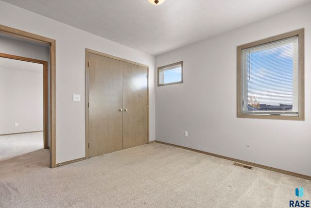 5812 S Whisper Creek Pl Place, Sioux Falls, SD 57108