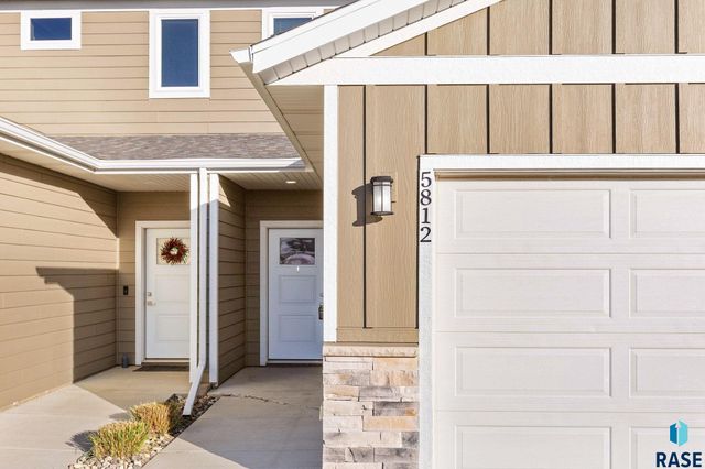 5812 S Whisper Creek Pl Place, Sioux Falls, SD 57108