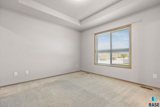 5812 S Whisper Creek Pl Place, Sioux Falls, SD 57108