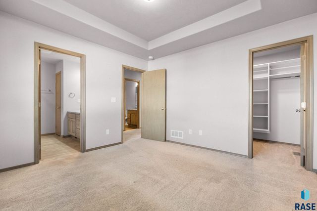 5812 S Whisper Creek Pl Place, Sioux Falls, SD 57108