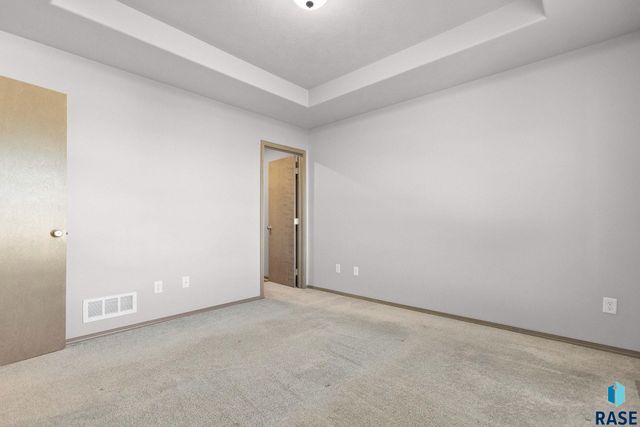 5812 S Whisper Creek Pl Place, Sioux Falls, SD 57108