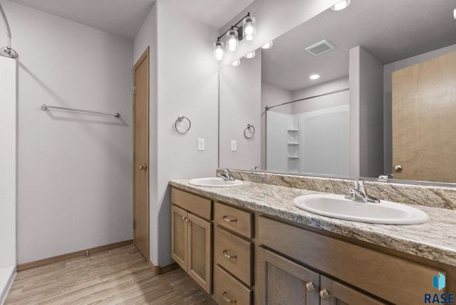 5812 S Whisper Creek Pl Place, Sioux Falls, SD 57108