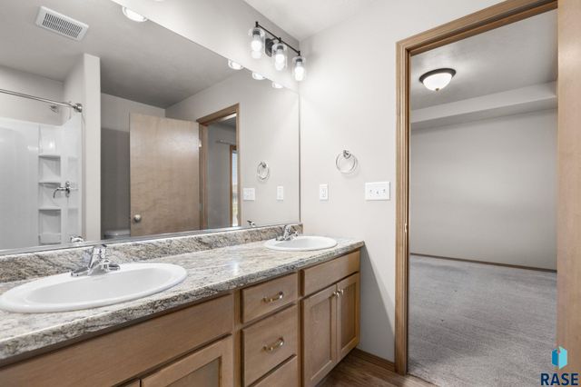 5812 S Whisper Creek Pl Place, Sioux Falls, SD 57108