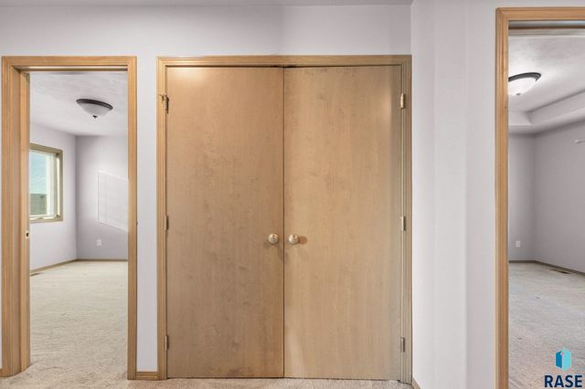 5812 S Whisper Creek Pl Place, Sioux Falls, SD 57108