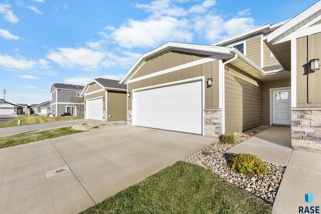 5812 S Whisper Creek Pl Place, Sioux Falls, SD 57108