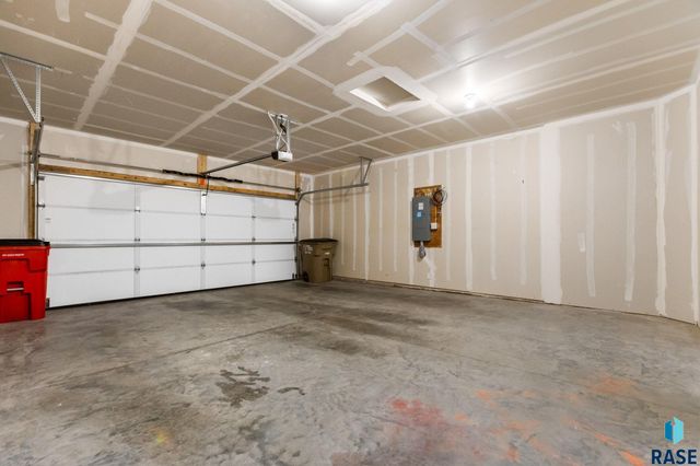 5812 S Whisper Creek Pl Place, Sioux Falls, SD 57108