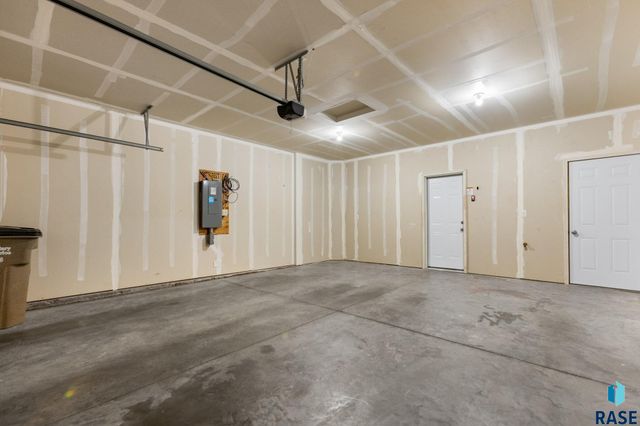 5812 S Whisper Creek Pl Place, Sioux Falls, SD 57108