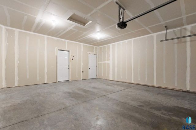 5812 S Whisper Creek Pl Place, Sioux Falls, SD 57108