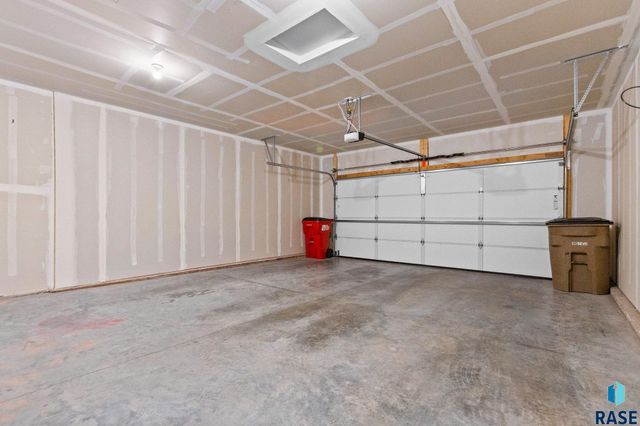 5812 S Whisper Creek Pl Place, Sioux Falls, SD 57108