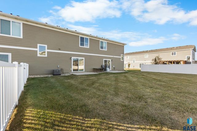 5812 S Whisper Creek Pl Place, Sioux Falls, SD 57108