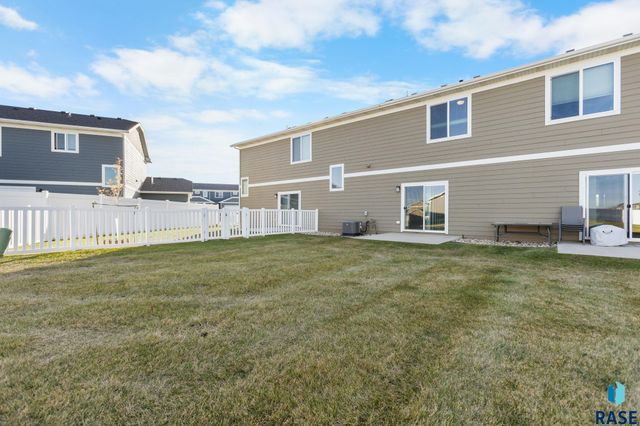 5812 S Whisper Creek Pl Place, Sioux Falls, SD 57108