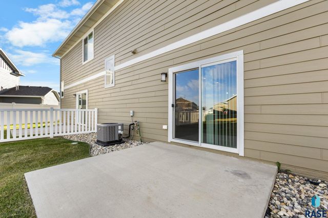 5812 S Whisper Creek Pl Place, Sioux Falls, SD 57108
