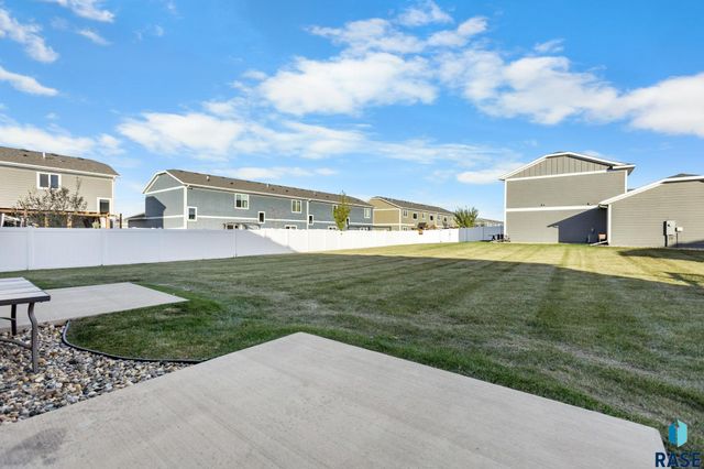 5812 S Whisper Creek Pl Place, Sioux Falls, SD 57108