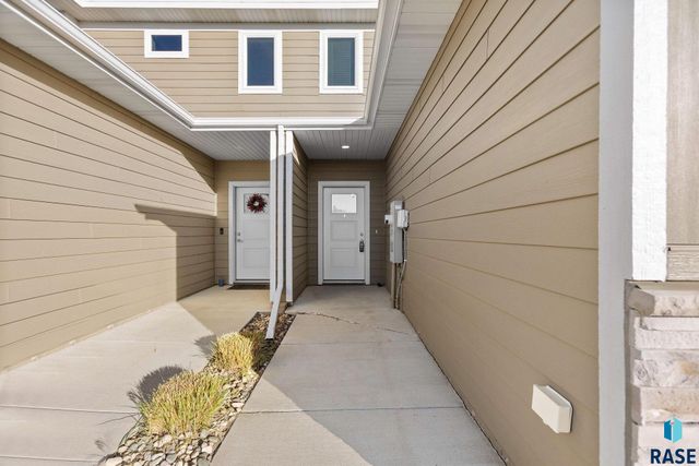 5812 S Whisper Creek Pl Place, Sioux Falls, SD 57108