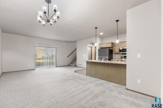 5812 S Whisper Creek Pl Place, Sioux Falls, SD 57108