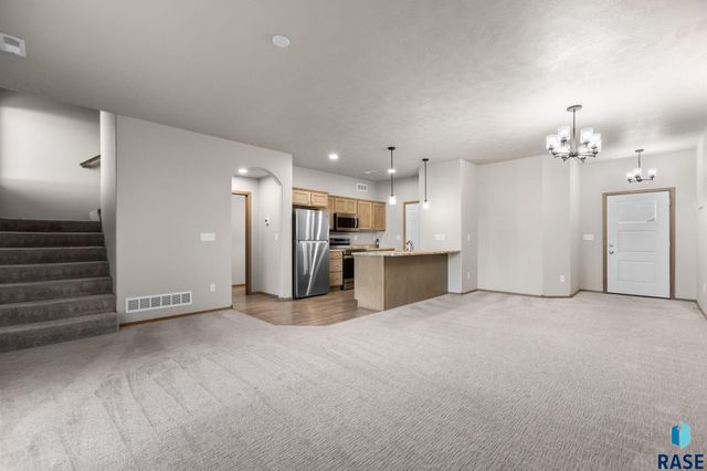 5812 S Whisper Creek Pl Place, Sioux Falls, SD 57108