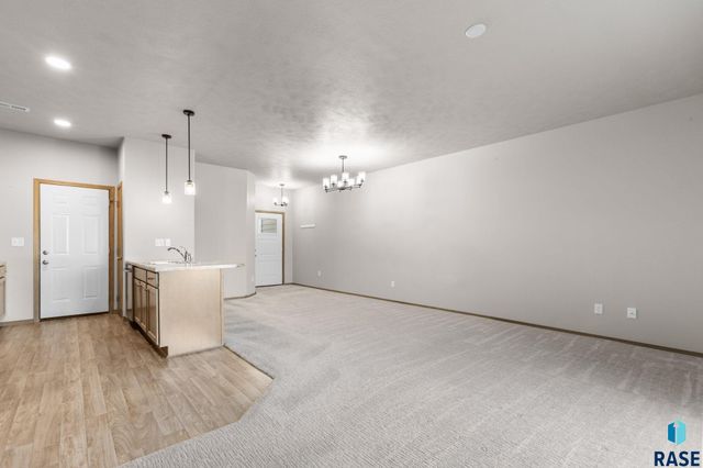 5812 S Whisper Creek Pl Place, Sioux Falls, SD 57108