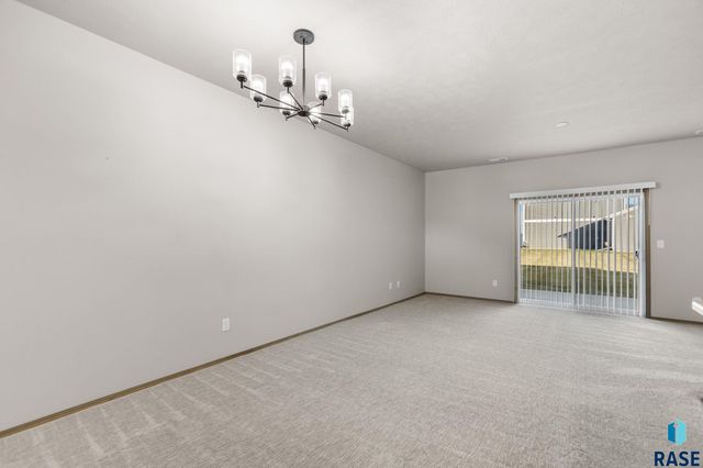 5812 S Whisper Creek Pl Place, Sioux Falls, SD 57108