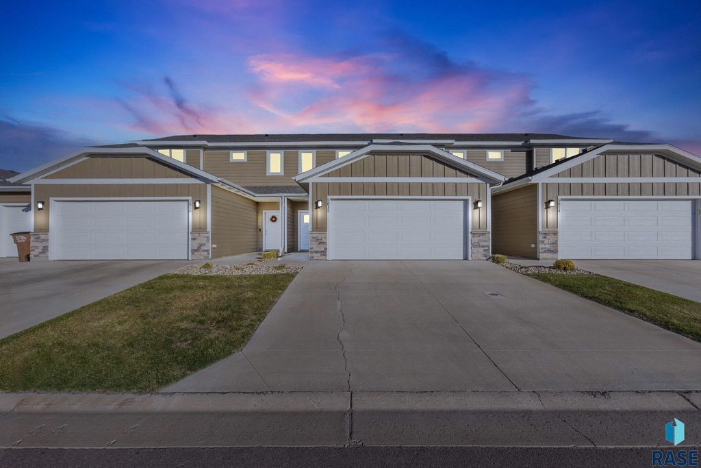 5812 S Whisper Creek Pl Place, Sioux Falls, SD 57108