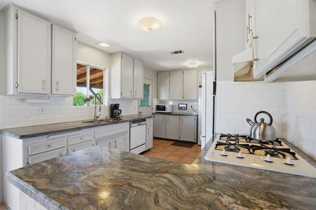 2384 Glenn Rd, Fallbrook, CA 92028