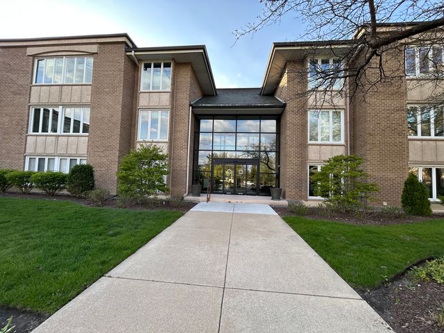 1 Oak Brook Club Drive A105, Oak Brook, IL 60523
