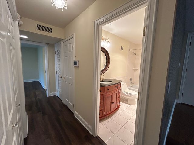 1 Oak Brook Club Drive A105, Oak Brook, IL 60523