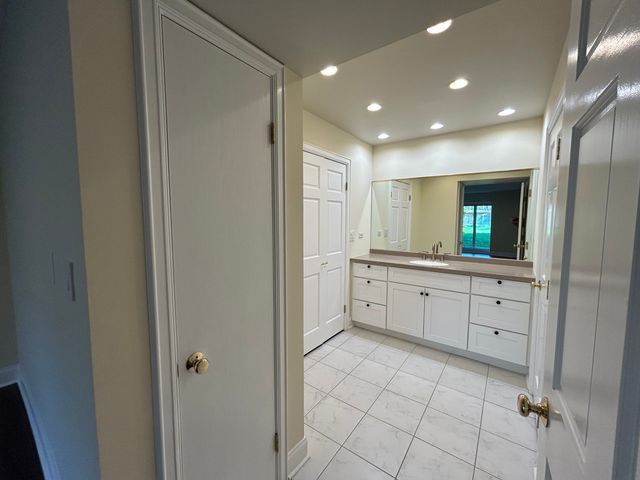 1 Oak Brook Club Drive A105, Oak Brook, IL 60523