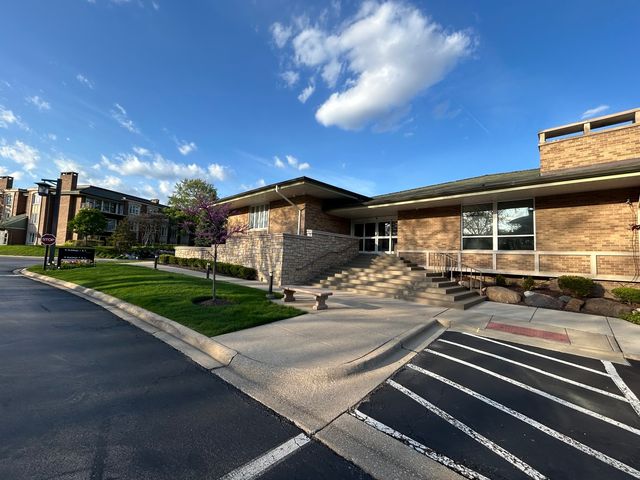 1 Oak Brook Club Drive A105, Oak Brook, IL 60523