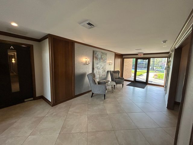 1 Oak Brook Club Drive A105, Oak Brook, IL 60523