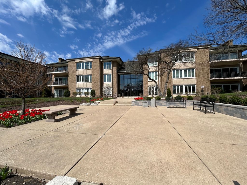 1 Oak Brook Club Drive A105, Oak Brook, IL 60523