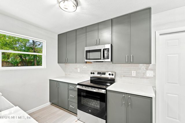 930 MIDDLETON Road, Jacksonville, FL 32211