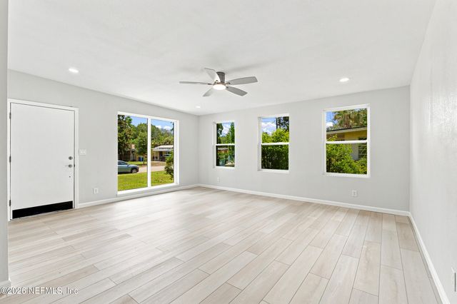 930 MIDDLETON Road, Jacksonville, FL 32211