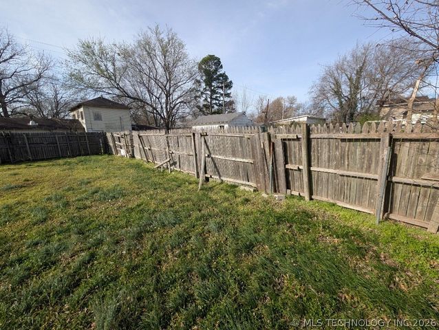 901 W Gentry Street, Henryetta, OK 74437