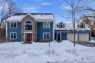 28 Hume Rd, Bedford, MA 01730