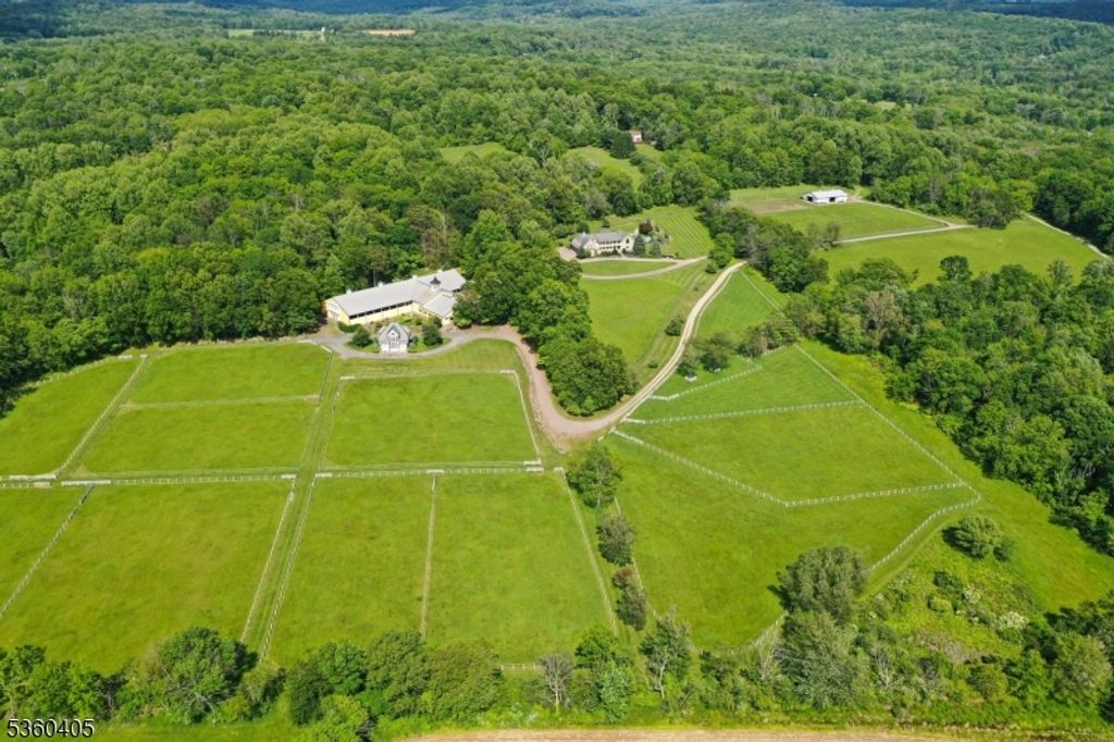 2 Sunset Farm Lane, Lebanon Twp., NJ 08826