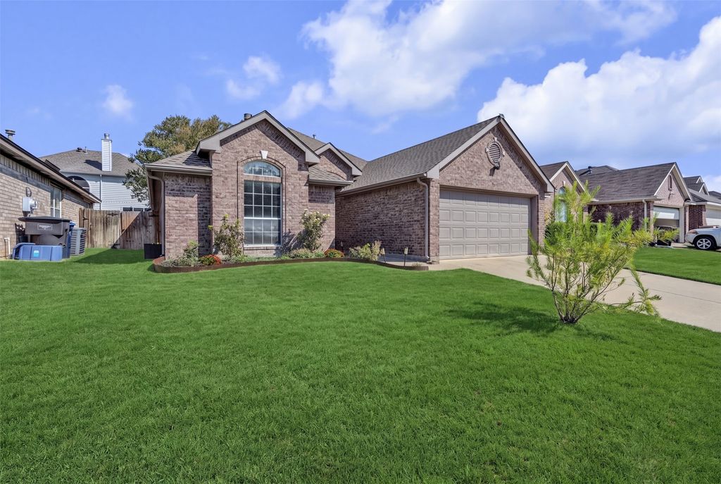 4533 Summerbrook Circle, Fort Worth, TX 76137 — exterior