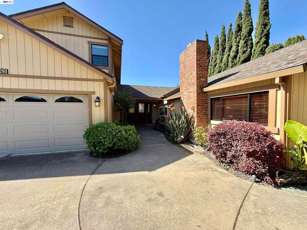 Image 9 of property listing at 4429 James Ave, Castro Valley, CA 94546