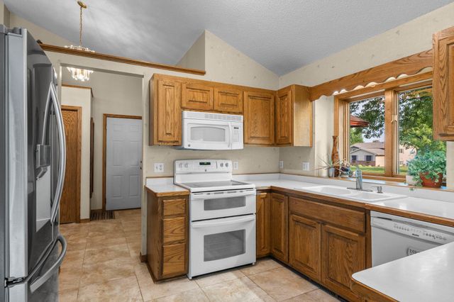 1820 Slater Lane, Burnsville, MN 55337