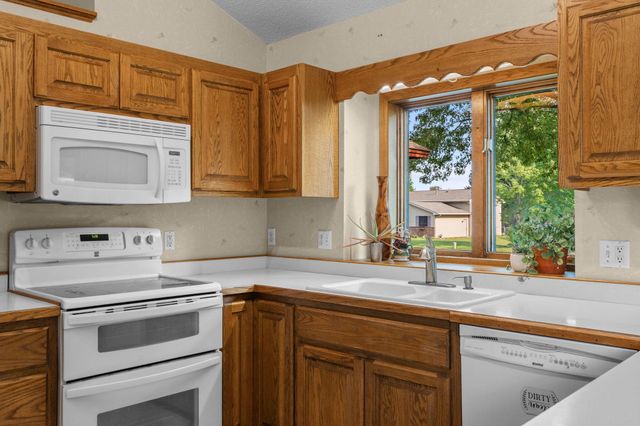 1820 Slater Lane, Burnsville, MN 55337
