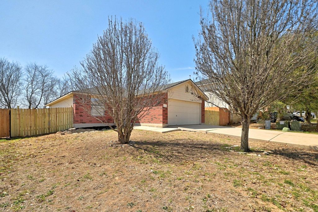 1251 Amberwood LOOP, Kyle, TX 78640