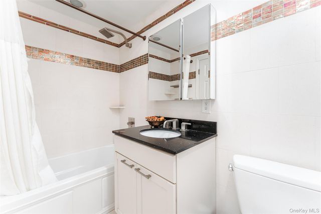 200 South Middle Neck Road F6, Great Neck, NY 11021