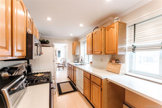 200 South Middle Neck Road F6, Great Neck, NY 11021